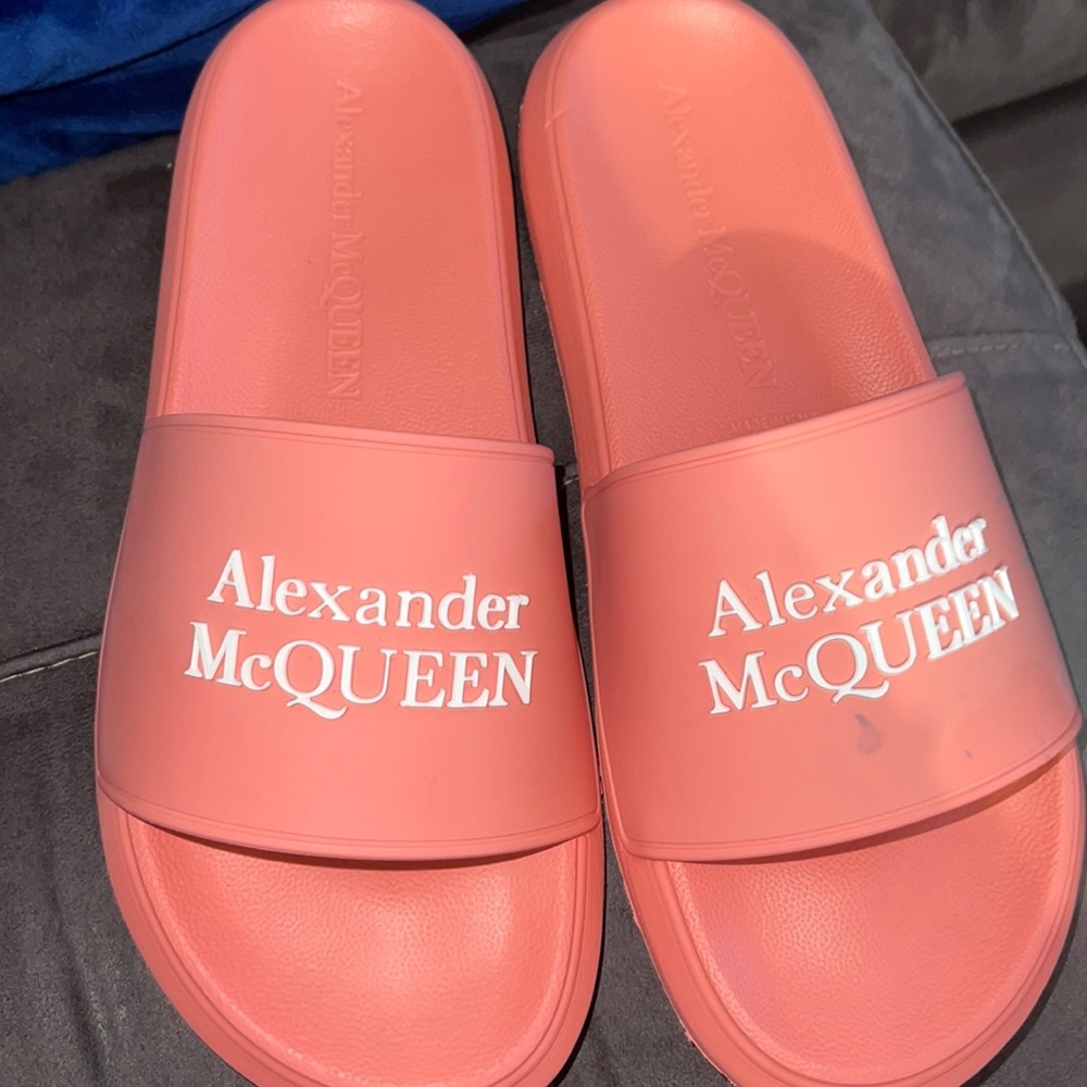 Alexander McQueen
Logo Pool Slides